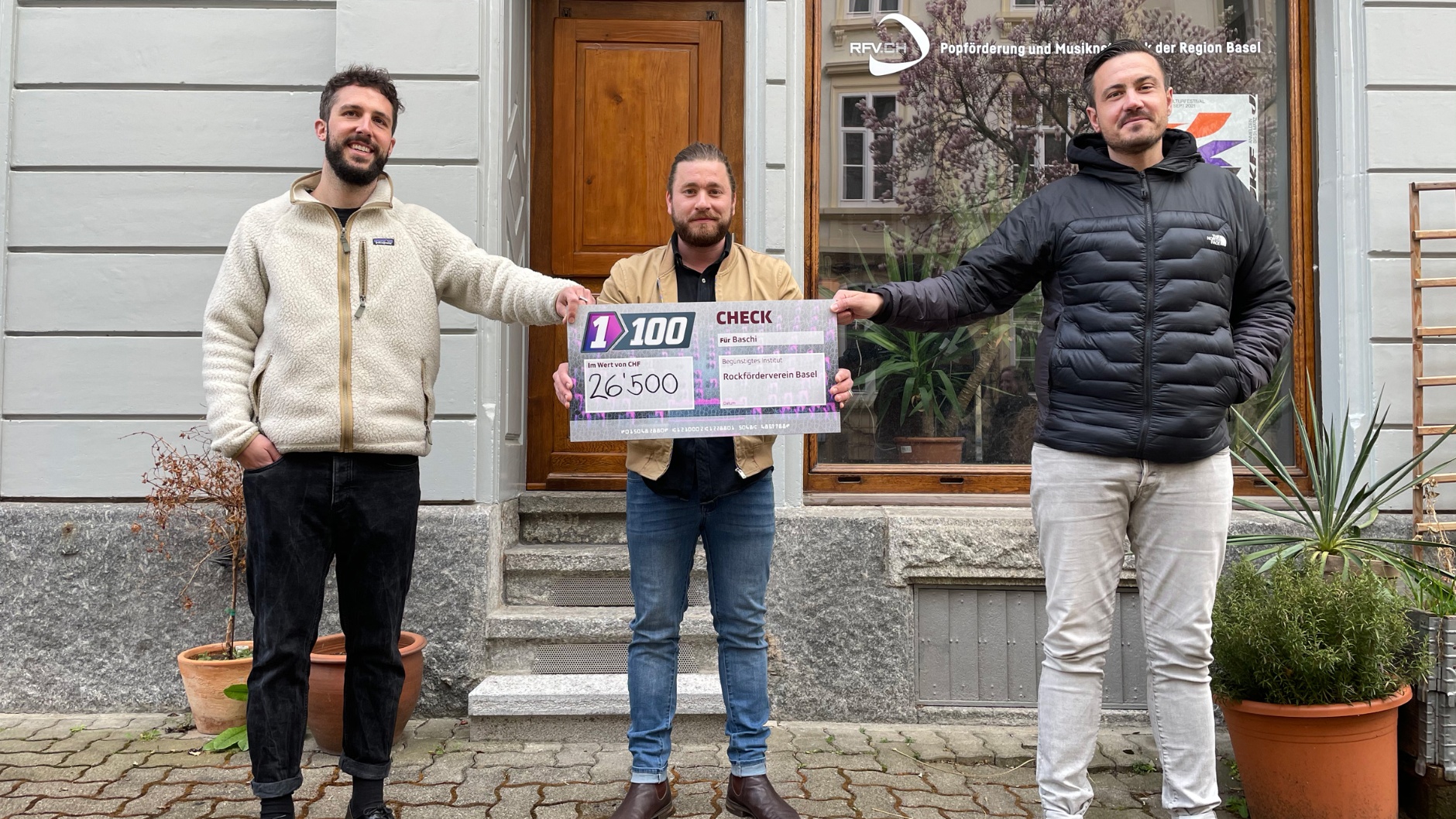 Baschi spendet 26 500 CHF an den RFV Basel (links Alain Schnetz, rechts Tobias Gees vom RFV) © RFV Basel 2021