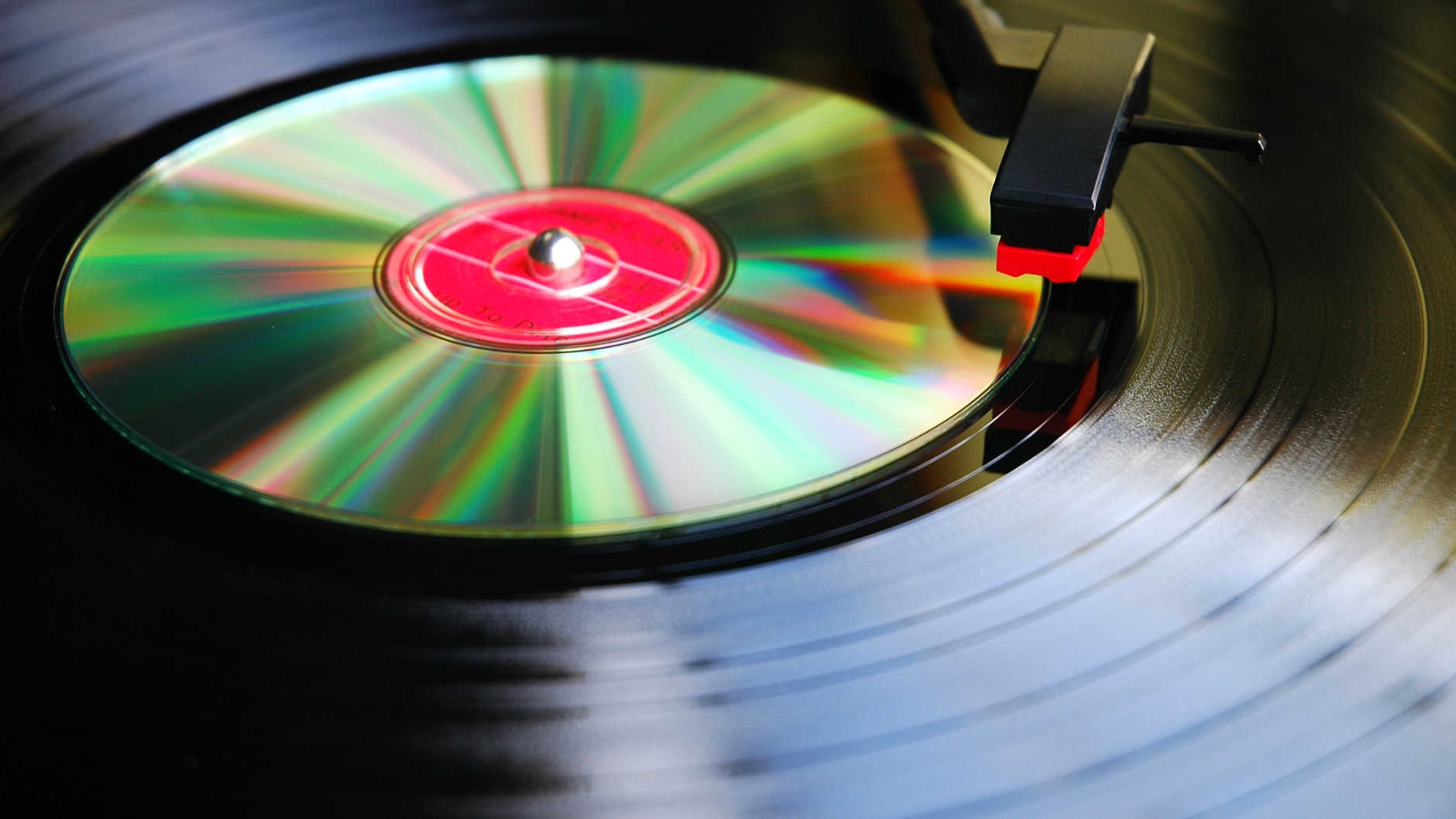 CD auf dem Plattenteller © 2014